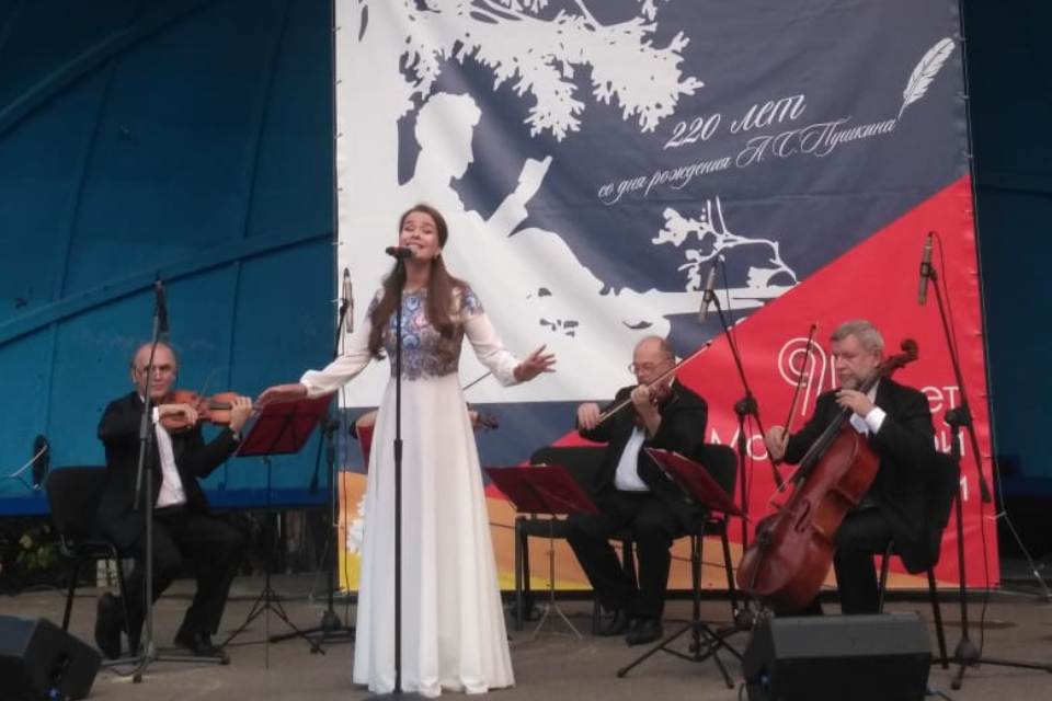Квартет имени А.А. Алябьева и Людмила Боталова исполнили танцевальную музыку в парке Захарово Квартет имени А.А. Алябьева и Людмила Боталова исполнили танцевальную музыку в парке Захарово